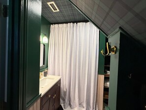 Séchoir à cheveux, serviettes fournies, savon, shampooing