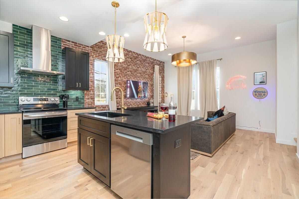 冷蔵庫、電子レンジ、オーブン、コンロ