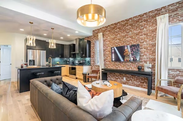 Smart-TV og stereoanlegg