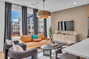 Smart TV, stereo - Rooftop Views + Relaxing Hot Tub & Fire Pit (Nashville)