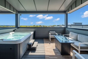 Outdoor spa tub - Rooftop Views + Relaxing Hot Tub & Fire Pit (Nashville)