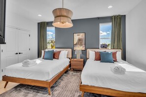 5 bedrooms, iron/ironing board, travel cot, free WiFi - Rooftop Views + Relaxing Hot Tub & Fire Pit (Nashville)