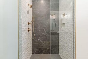 Hårføner og håndklær