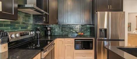 Refrigerador, microondas, horno y parrilla de estufa