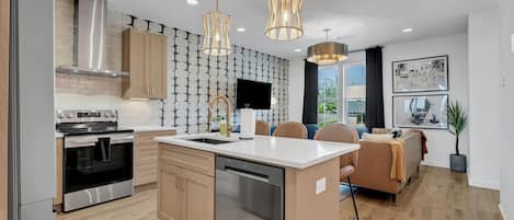 Refrigerador, microondas, horno y parrilla de estufa