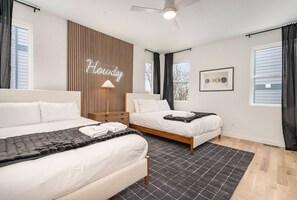 مكواة/لوح كي وسرير سفر وواي فاي مجانًا وملاءات أسرّة