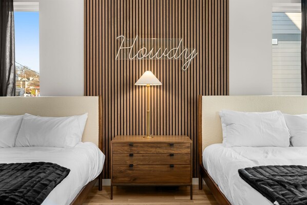 Een strijkplank/strijkijzer, reisbedje, gratis wifi, beddengoed