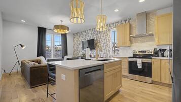 Geladeira, micro-ondas, fogão, cooktop