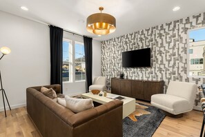 Een smart-tv en een stereo