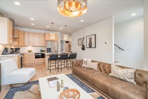 Een smart-tv en een stereo