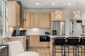 Een koelkast, een magnetron, een oven, een kookplaat