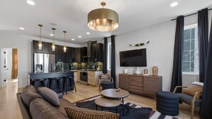 Una sala de estar moderna con un sofá, una mesa de centro y un televisor.