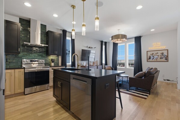 Réfrigérateur, micro-ondes, four, plaque de cuisson