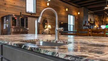 雪櫃、微波爐、焗爐、爐具