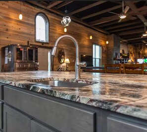 Fridge, microwave, oven, stovetop - Private Retreat in the Palisades on the Bourbon Trail (Harrodsburg)