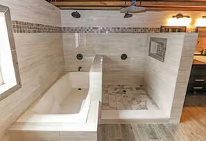 Chuveiro, secador de cabelo, toalhas de banho, sabonete