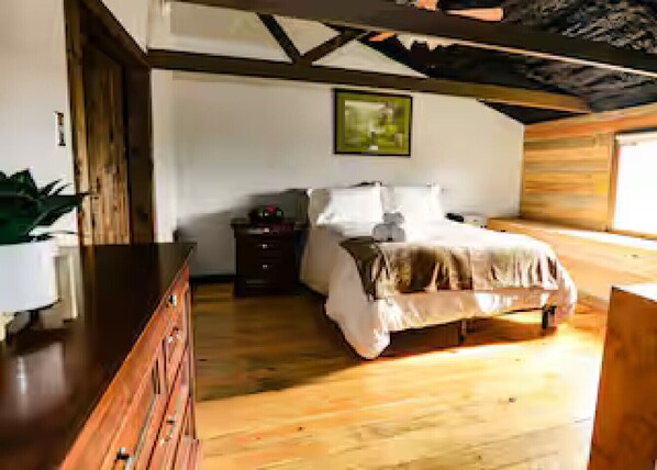 3 bedrooms, desk, iron/ironing board, free WiFi