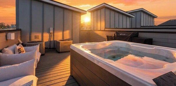 Outdoor spa tub - Luxe Rooftop Stay w/ Hot Tub & Outdoor Grill! (Nashville)
