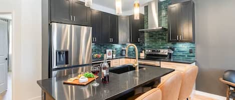 Frigorífico, microondas, horno y placa de cocina