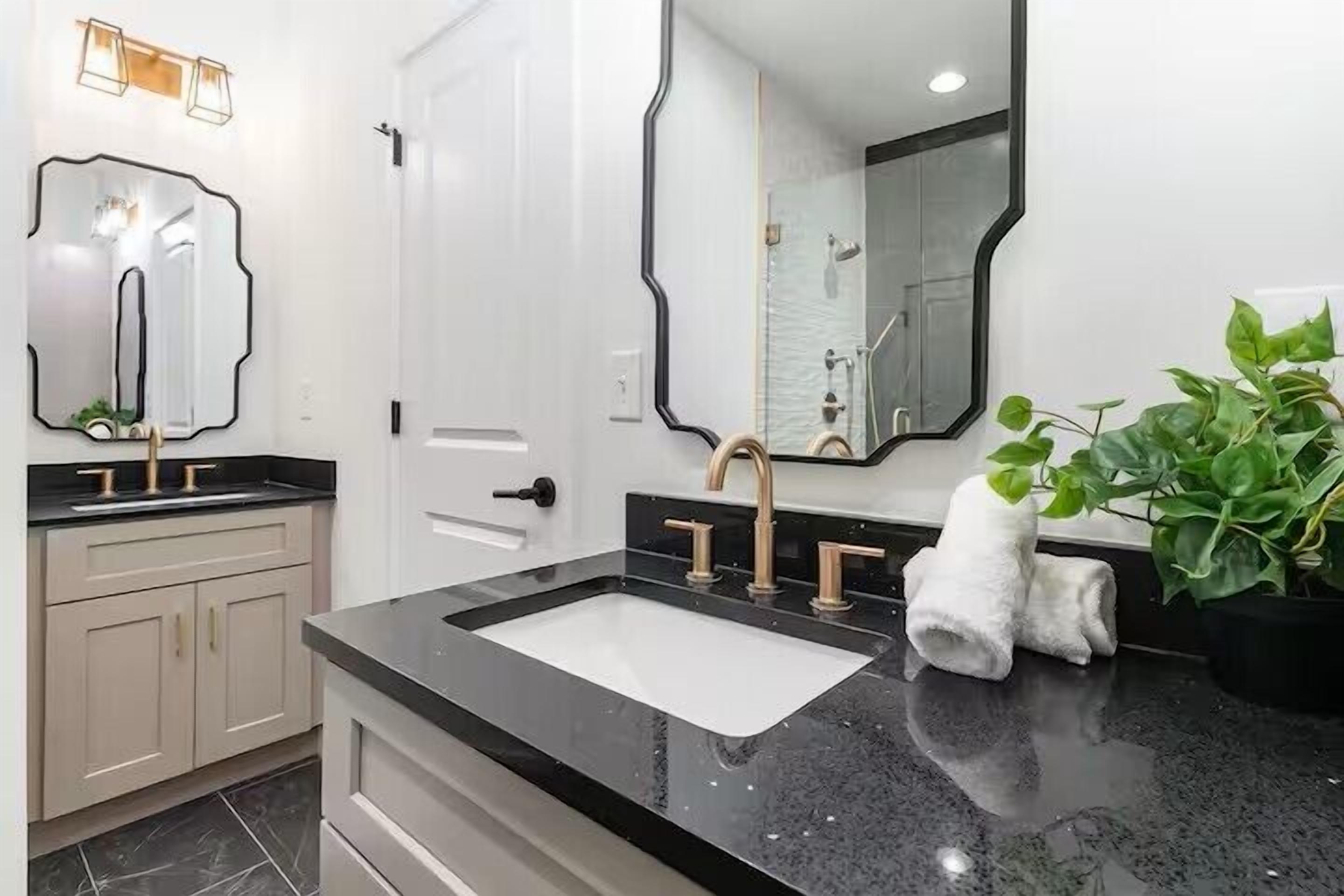 Douche, sèche-cheveux, serviettes fournies