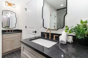 Douche, sèche-cheveux, serviettes fournies