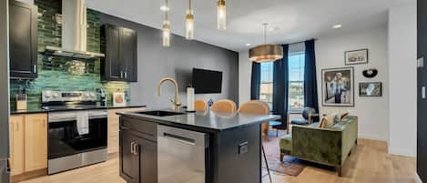 Refrigerador, microondas, horno y parrilla de estufa