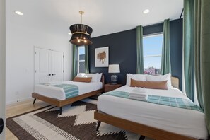 3 chambres, fer et planche à repasser, lit de bébé portatif