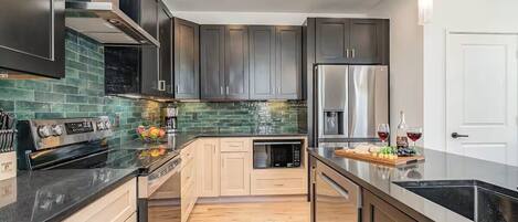 Een koelkast, een microgolfoven, een oven, een kookplaat