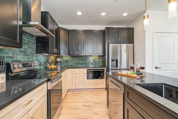 Réfrigérateur, four à micro-ondes, un four, surface de cuisson