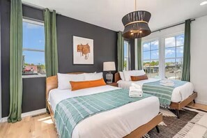 3 chambres, fer et planche à repasser, lit de bébé portatif