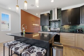 Réfrigérateur, four à micro-ondes, un four, surface de cuisson