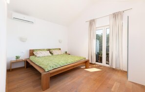 4 bedrooms, travel crib, free WiFi - Pet friendly home in Grubine (Grubine)