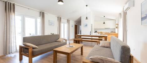 Una televisión, una mesa de tenis de mesa