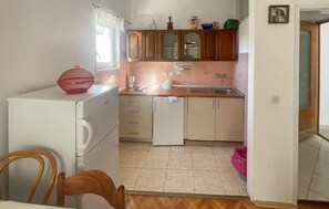 Refrigerador, parrilla de estufa y utensilios de cocina 