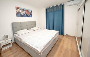 3 soverom, safe på rommet, strykejern/-brett og reiseseng for barn