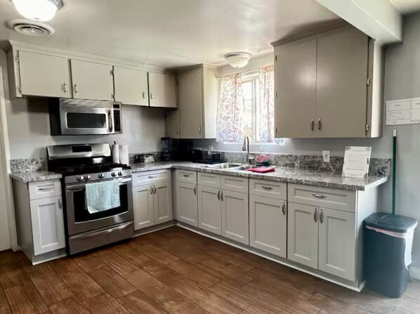 Refrigerador, microondas, horno, placa de cocina