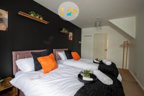 5 habitaciones, tabla de planchar con plancha, wifi y ropa de cama 