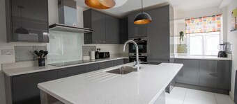 The Laurels - HS2 Contractors, NEC, BHX Airport Stays, Sleeps 12, Free Parking