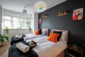 5 bedrooms, iron/ironing board, WiFi, bed sheets