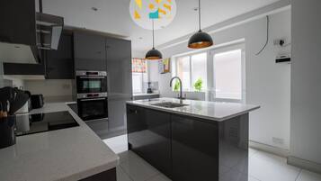 Micro-ondes, four, plaque de cuisson, lave-vaisselle