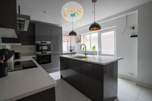 The Laurels - HS2 Contractors, NEC, BHX Airport Stays, Sleeps 12, Free Parking