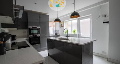 The Laurels - HS2 Contractors, NEC, BHX Airport Stays, Sleeps 12, Free Parking