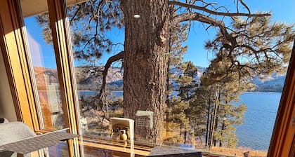 Lakeside Suite with Mountain View’s and Hot Tub