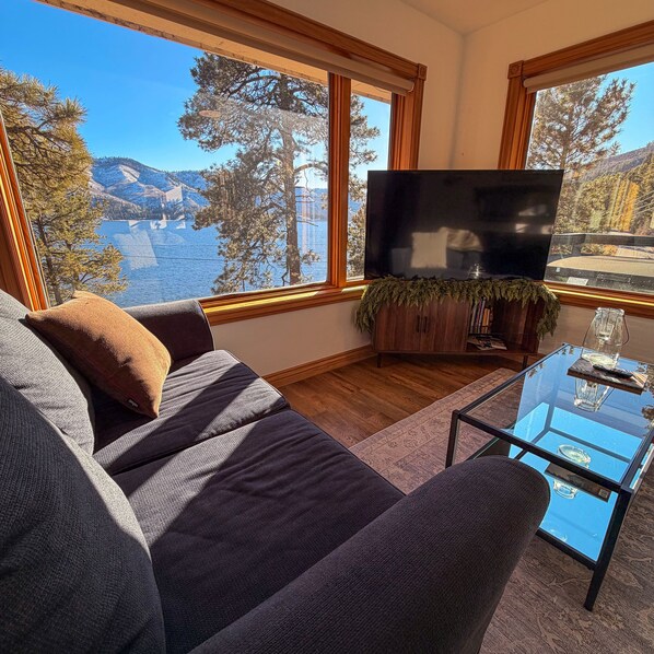 Smart TV, fireplace