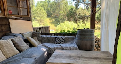 Cozy 2-bedroom Soothing Farmhouse Retreat in Colfax