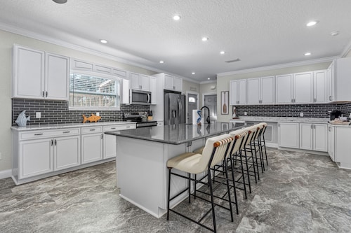 The Break at NSB~Terrific 7-bedroom house with AC in New Smyrna Beach