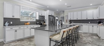 The Break at NSB~Terrific 7-bedroom house with AC in New Smyrna Beach