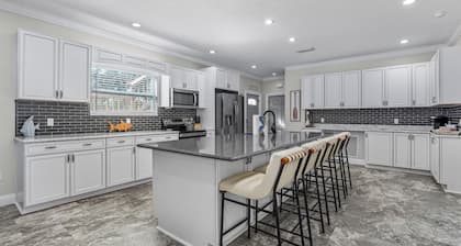 The Break at NSB~Terrific 7-bedroom house with AC in New Smyrna Beach