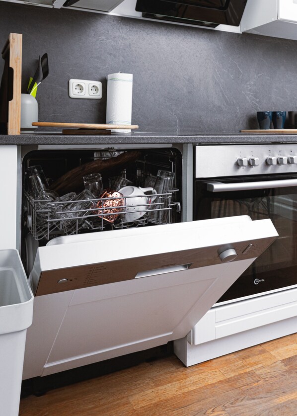 Kühlschrank, Mikrowelle, Ofen, Herdplatte