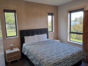 4 عدّة غرف نوم وواي فاي وملاءات أسرّة